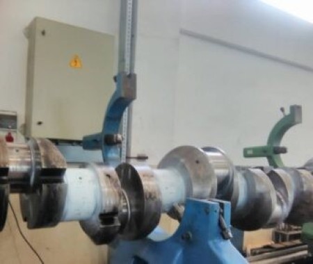 Crankshaft journals calibration and testing with Magna flux on lathe machine at Injegov workshop